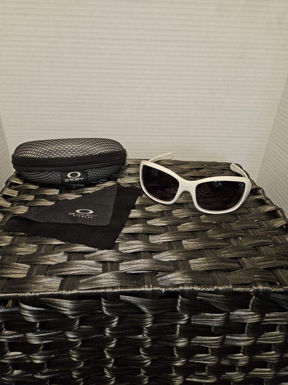 Oakley Rawlings Discontinued Edition White Sunglasses w/ Dark Lenses Case Cloth